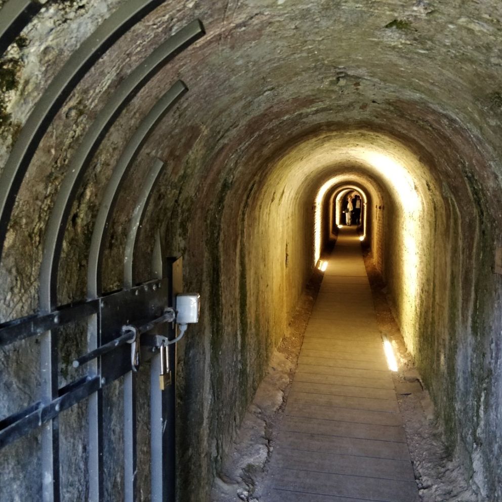 Dettaglio ingresso dell'antico sistema di gallerie sotterranee di "contromina" di Palmanova, alcune delle quali tuttora percorribili e visitabili.