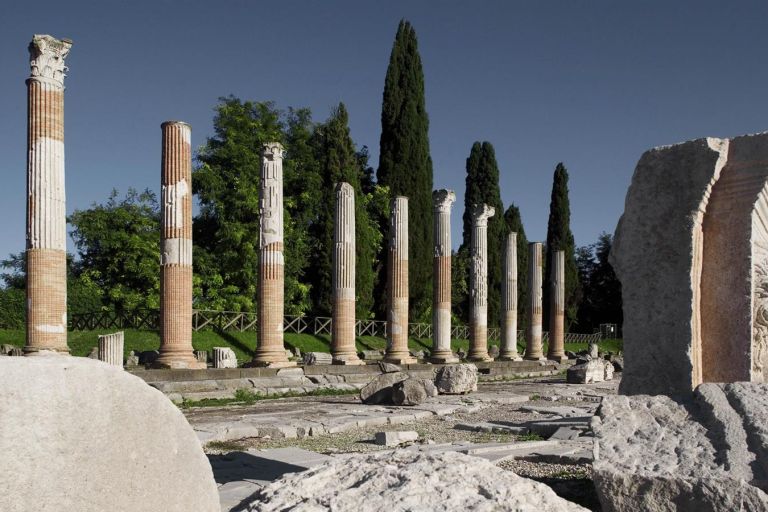Scopri l'antica grandezza nel Foro Romano di Aquileia, Patrimonio UNESCO. Un viaggio attraverso le rovine che narrano la storia di Friuli Venezia Giulia