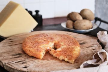Delizioso frico friulano: croccantezza perfetta, formaggio fuso e patate dorate in un connubio irresistibile. Un piacere autentico della tradizione culinaria friulana