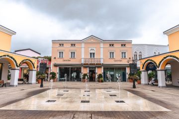 Open-air luxury: Palmanova Outlet Village in the heart of Friuli. Experience classy shopping immersed in local history and culture.