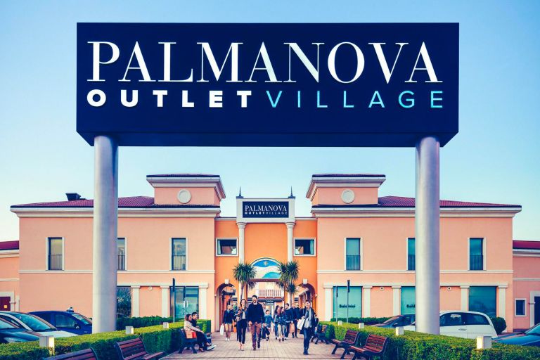 Main facade of the elegant Palmanova Outlet Village, a place where shopping becomes an experience of style, comfort, and convenience.